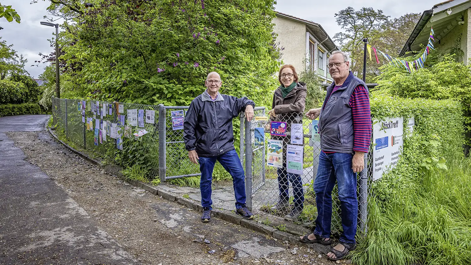 Drei Mitglieder des Quartierleists vor einem Zaun