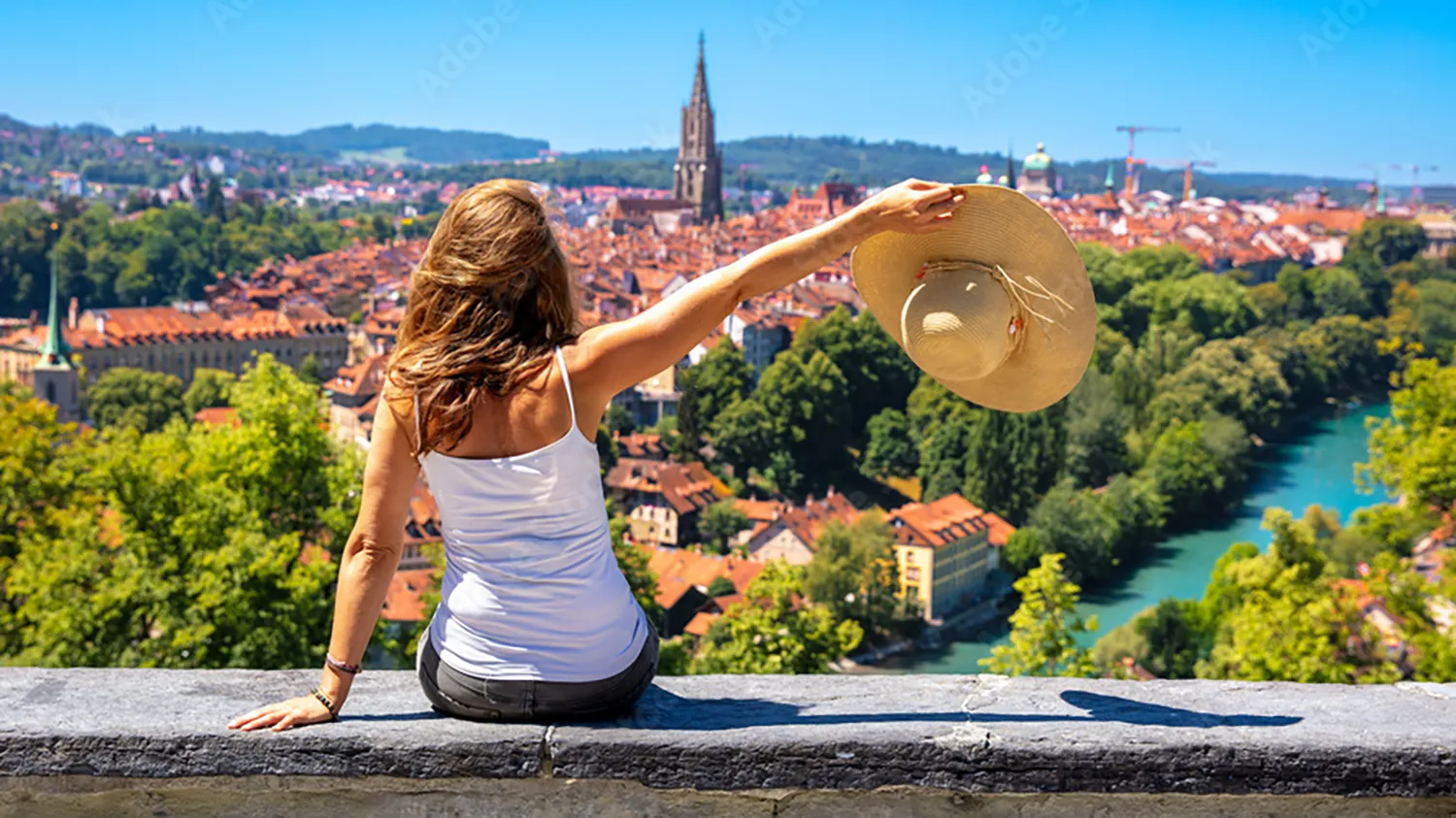 Eine junge Frau, die sich auf die Popups in Bern freut und auf der BärnerBär Karte die Standorte entdeckt.