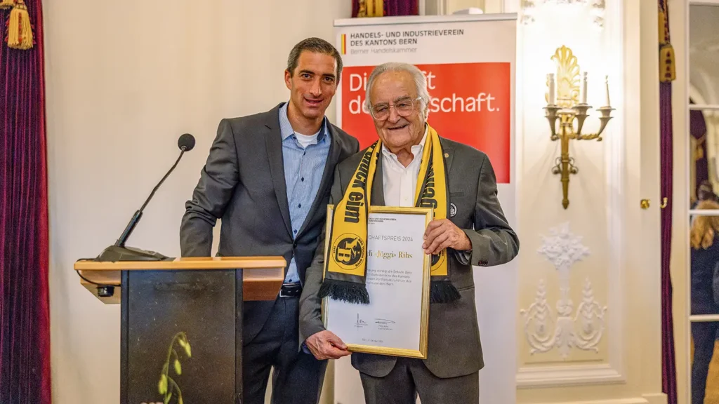 Strahlende Gesichter bei der Übergabe: Giorgio Albisetti, HIV-Präsident, überreicht Jöggi Rihs den Wirtschaftspreis 2024.