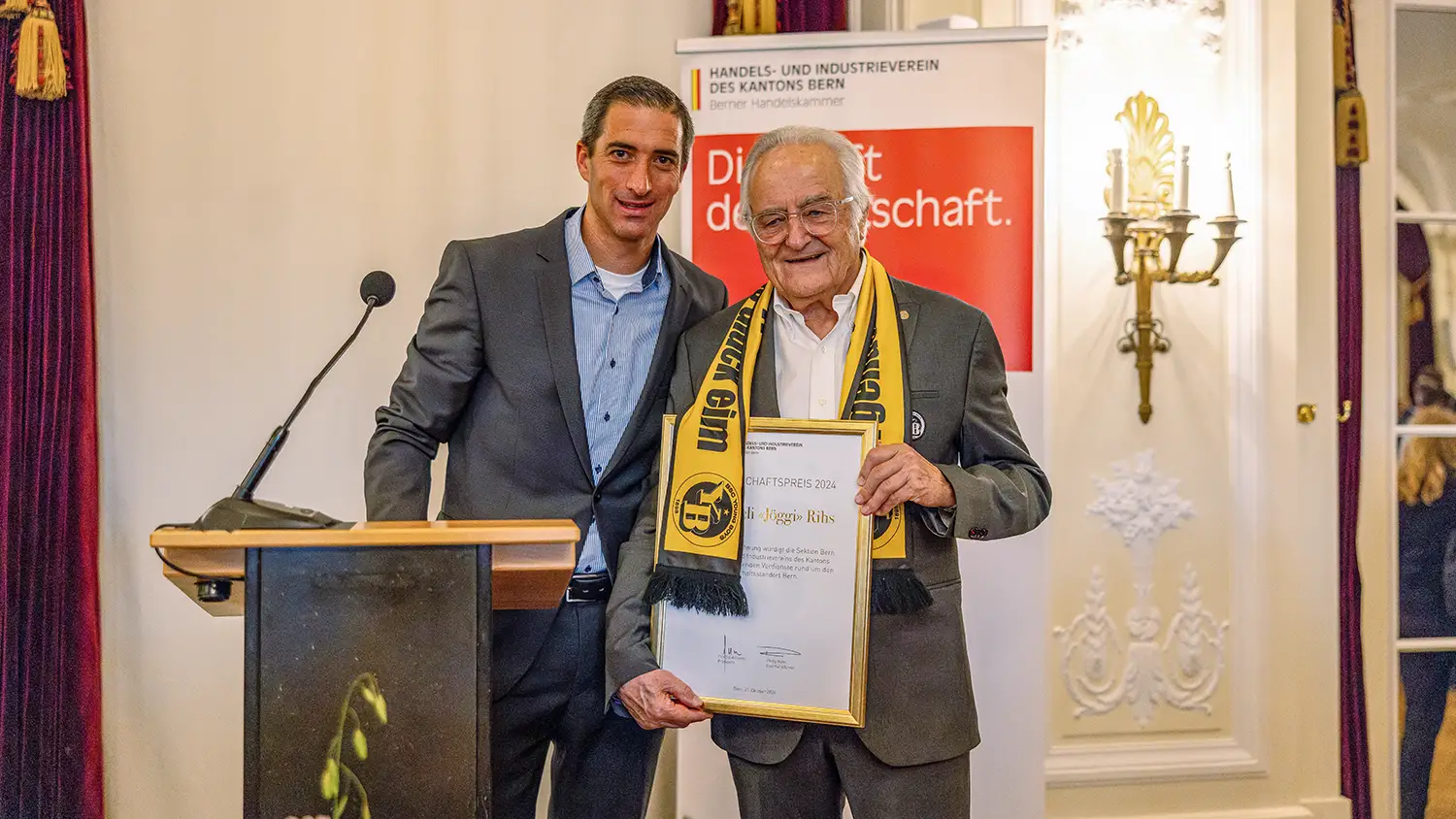 Strahlende Gesichter bei der Übergabe: Giorgio Albisetti, HIV-Präsident, überreicht Jöggi Rihs den Wirtschaftspreis 2024.