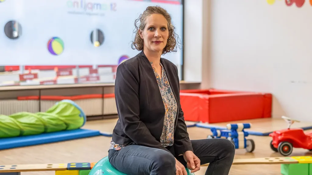 Kitaleiterin Mirjam Spichiger im hellen und grosszügigen Spielzimmer der Kita Strampolino.