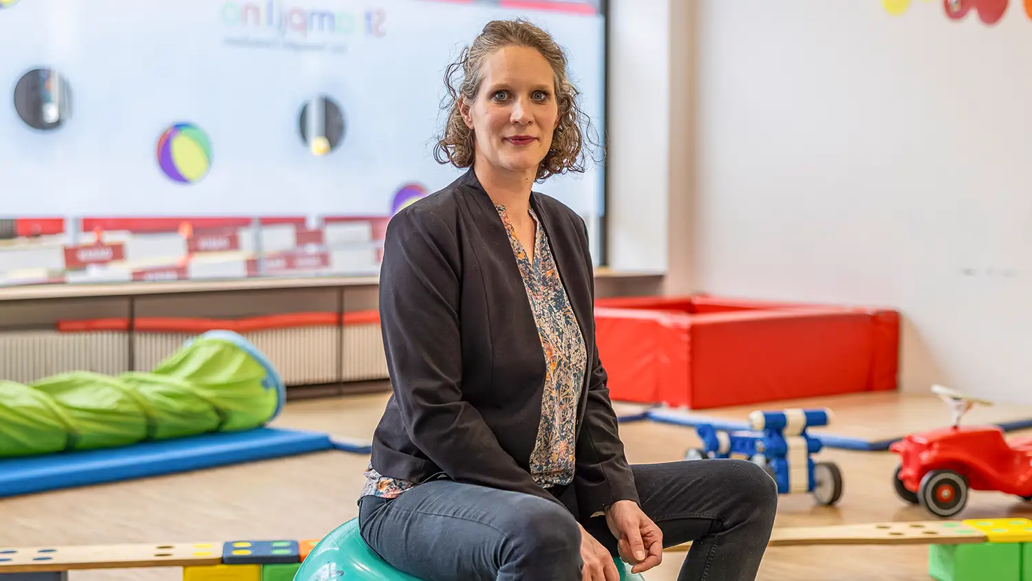 Kitaleiterin Mirjam Spichiger im hellen und grosszügigen Spielzimmer der Kita Strampolino.