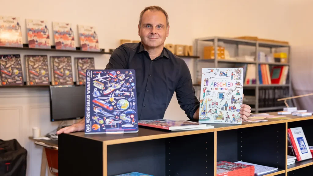 Matthias Vatter mit seinen Wimmerlbücher