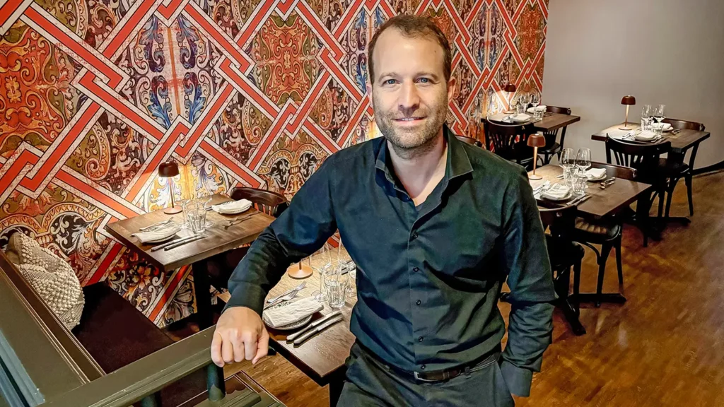 Maurice Bridel im Gastraum des von seiner Frau Christina gestalteten Restaurants Sua.