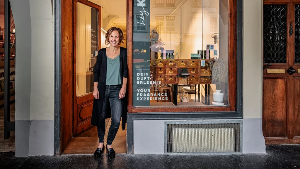 Nicole Walker vor ihrer kleinen grossen Welt der Düfte: «HeyKLARA» in der Rathausgasse in Bern.