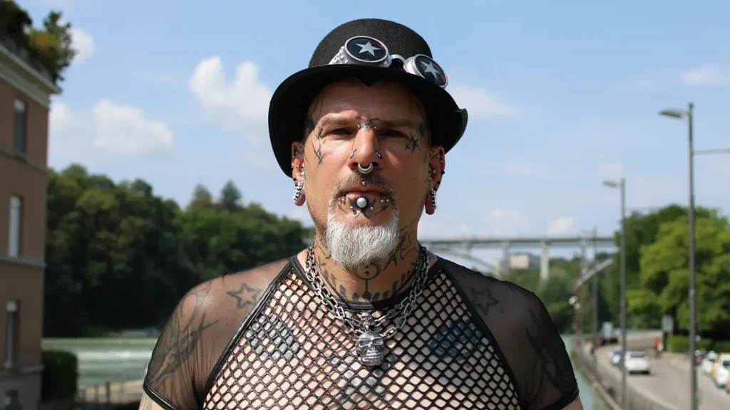 Kilu hat bereits 125 Piercings.