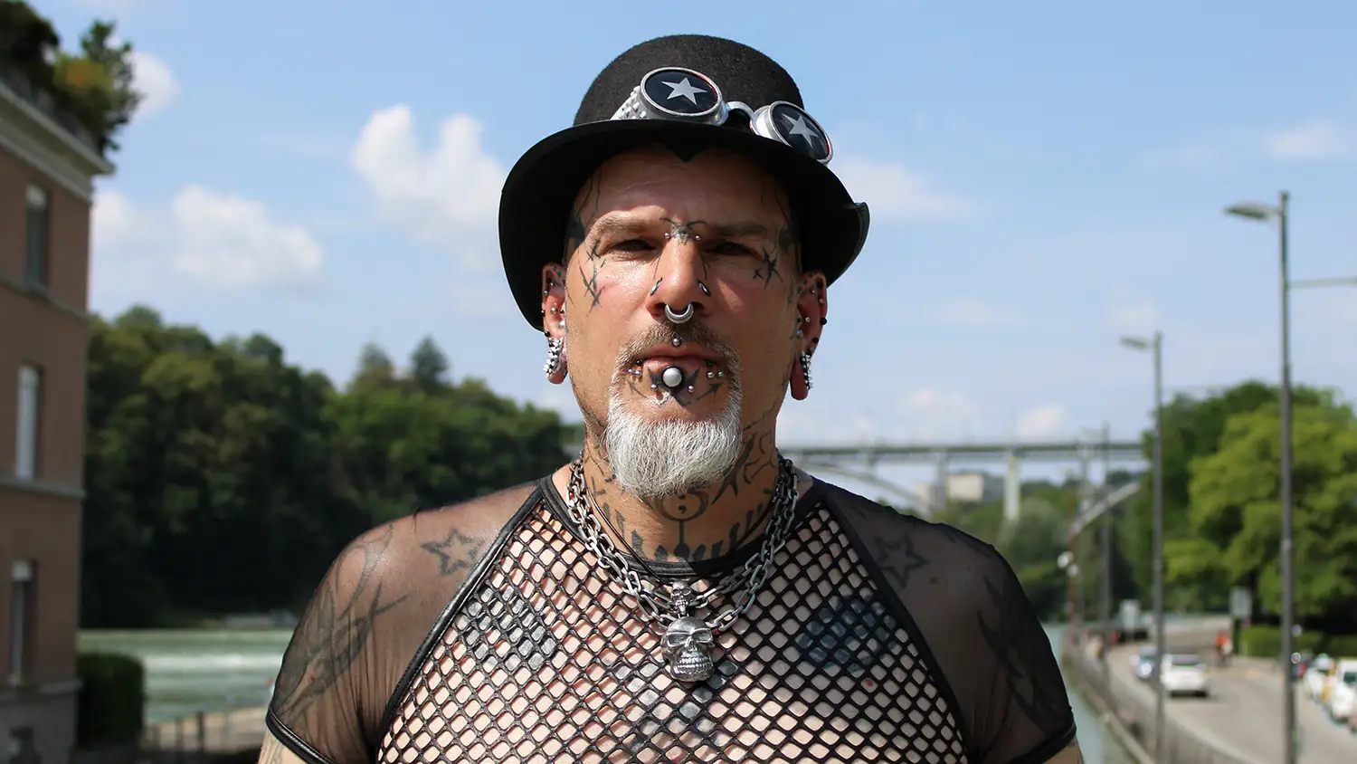 Kilu hat bereits 125 Piercings.
