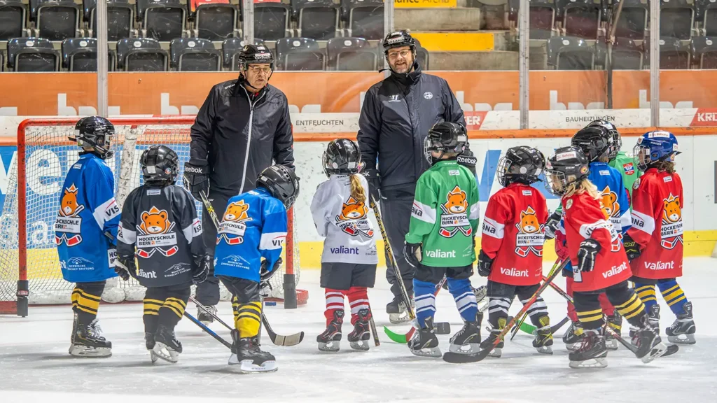 Daniel Wäfler (links) und Leo Dijkstra sind seit vielen Jahren mit grosser Leidenschaft in der Hockeyschule tätig.