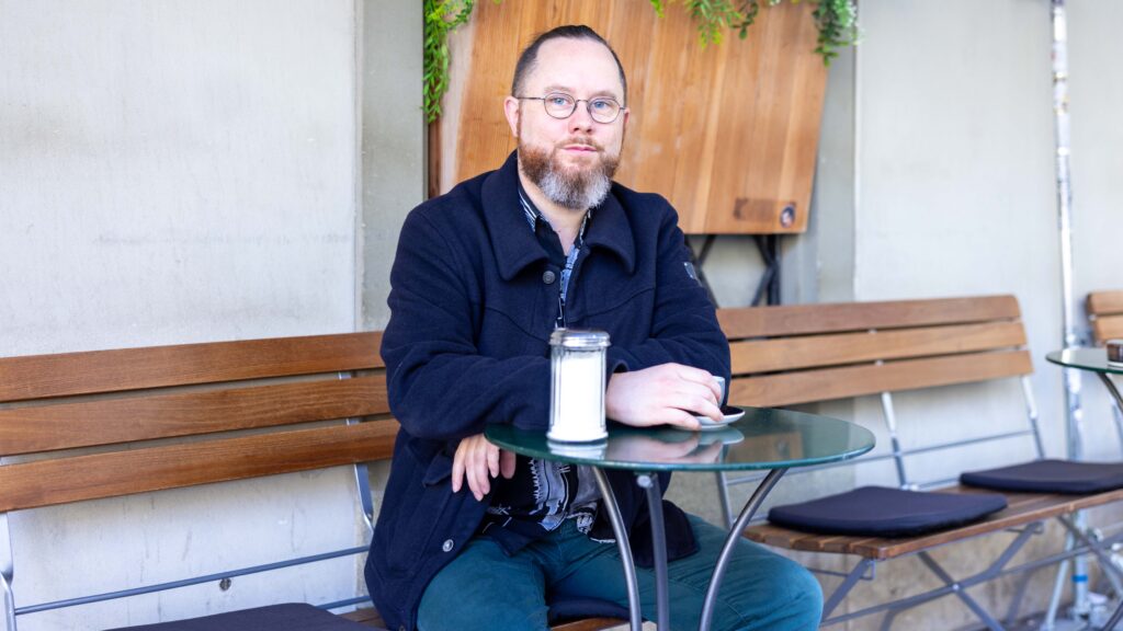 «Sprachakrobat» Jürg Halter in seinem Stammlokal Café des Pyrénées in Bern.