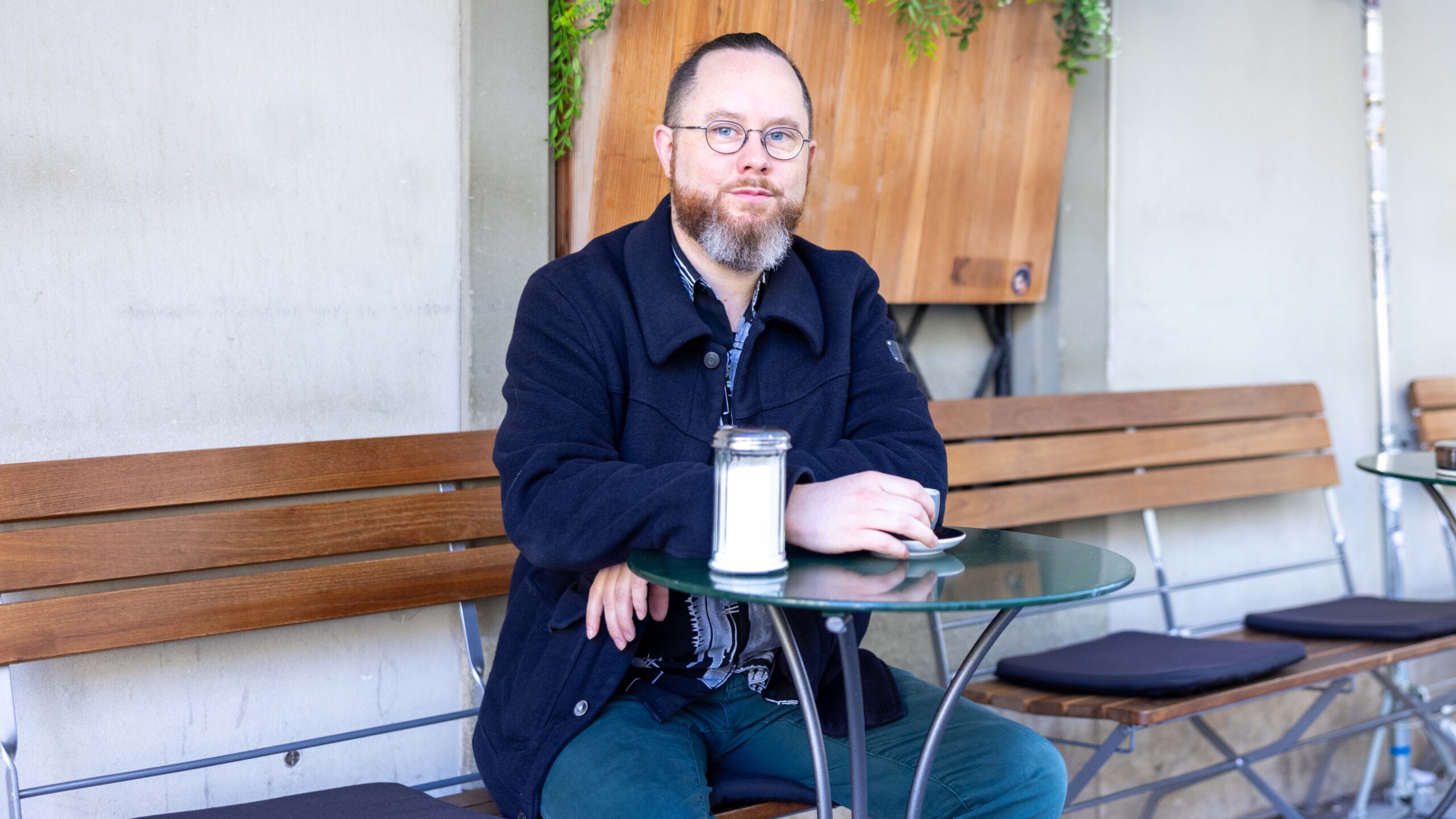 «Sprachakrobat» Jürg Halter in seinem Stammlokal Café des Pyrénées in Bern.