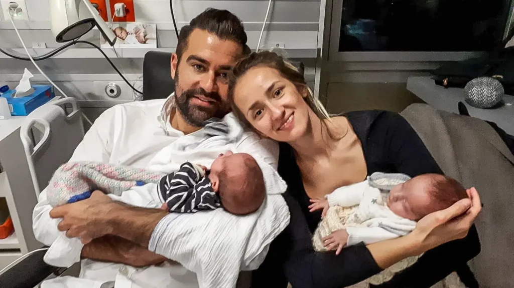 Erstes gemeinsames Familienbild nach vielen Wochen zwischen Hoffen und Bangen: Dina Hediger mit ihrem Mann Andreas und ihren Zwillingsbuben.