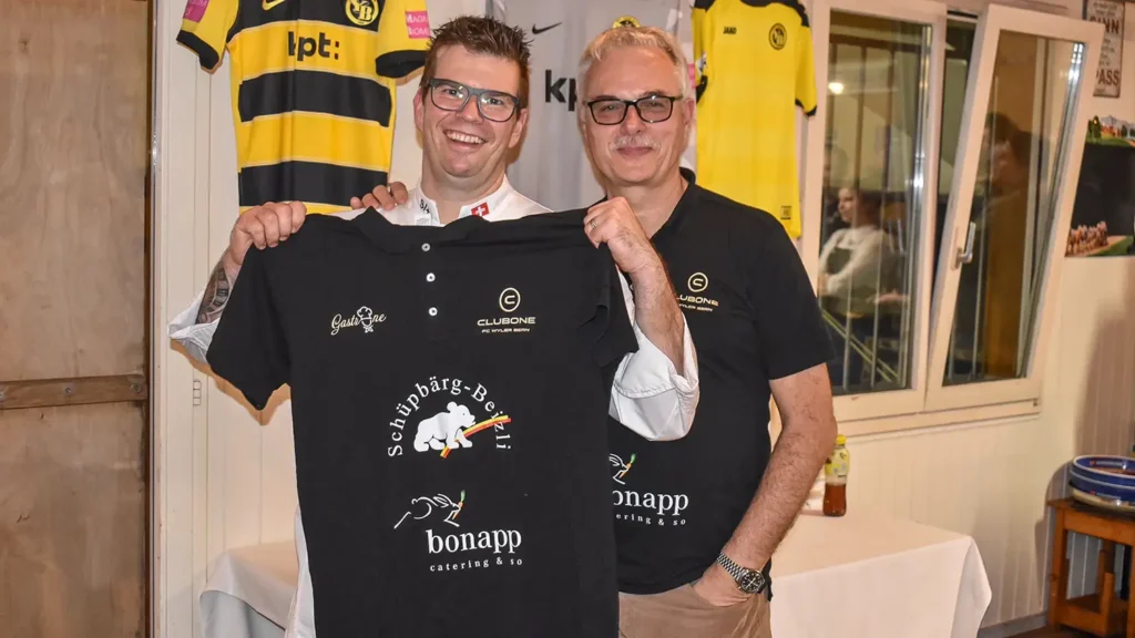 Der ClubONE hat erstmals im Rahmen von GastroONE einen gastronomischen Abend der Spitzenklasse organisiert. Spitzenkoch Christoph Hunziker vom Schüpbärg-Beizli erhielt von ClubONE-Präsident Christoph Gwerder ein exklusives Shirt.