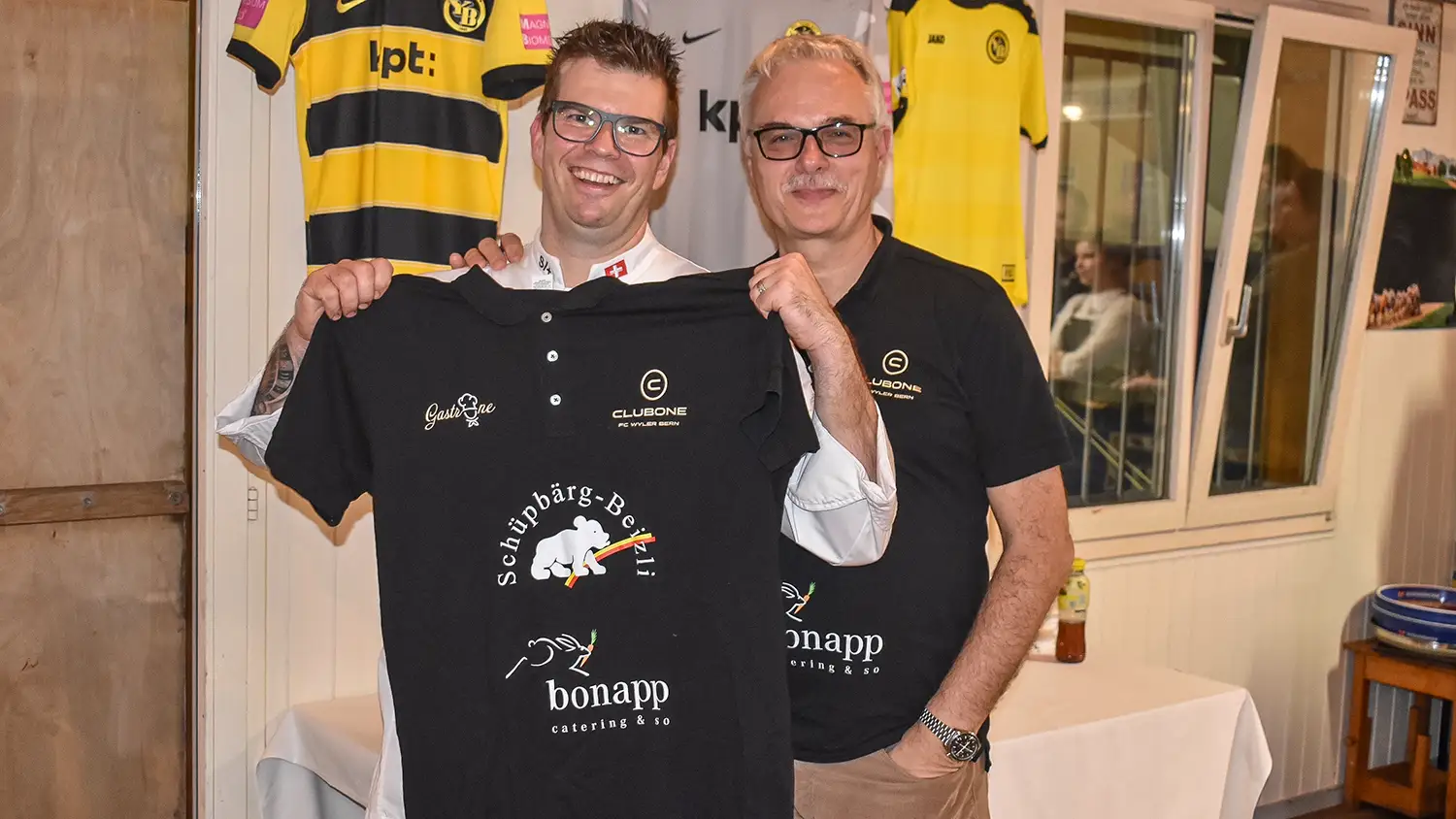 Der ClubONE hat erstmals im Rahmen von GastroONE einen gastronomischen Abend der Spitzenklasse organisiert. Spitzenkoch Christoph Hunziker vom Schüpbärg-Beizli erhielt von ClubONE-Präsident Christoph Gwerder ein exklusives Shirt.